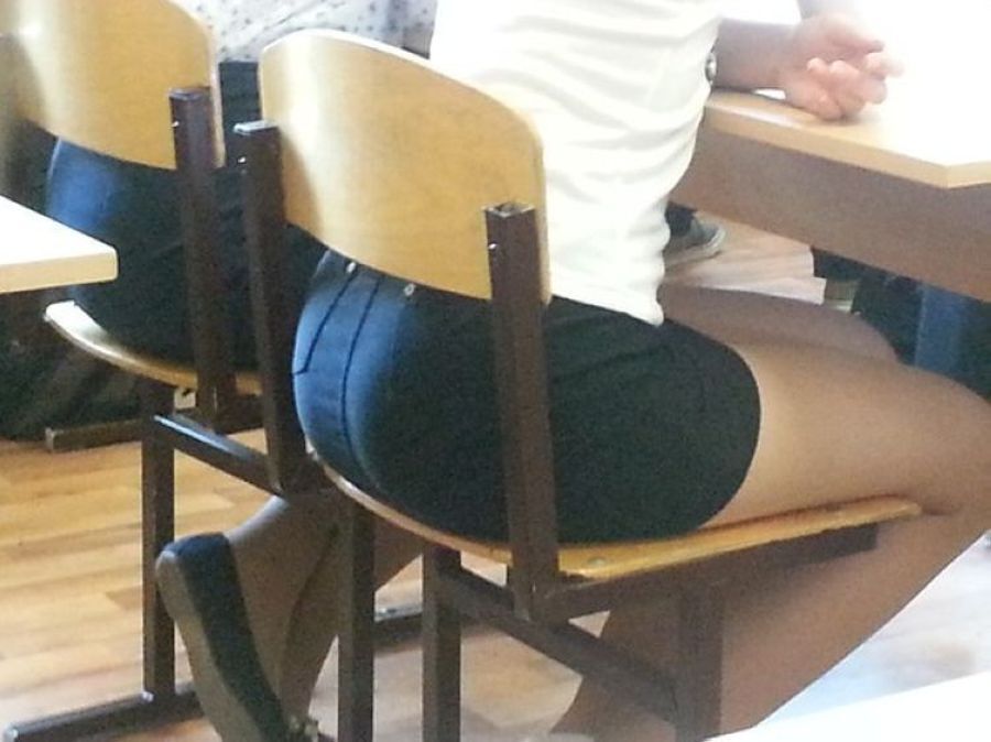 Студент заснял под юбкой преподавательницу после пар