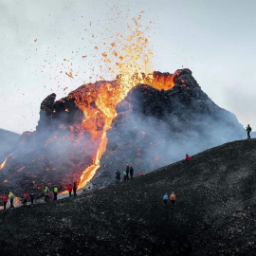 Почему в исландии большое количество вулканов. Вулкан в Исландии Эйяфьятлайокудль. Вулкан Эйяфьятлайокудль извержение 2010. Извержение вулкана в Исландии 2021. Вулкан Исландии Эйяфьятлайокудль 2010.