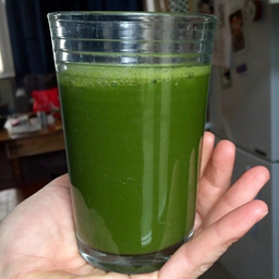 Ужасный напиток. Зеленый сок. Зеленый напиток. Стакан с зеленой жидкостью. Домашний сок.