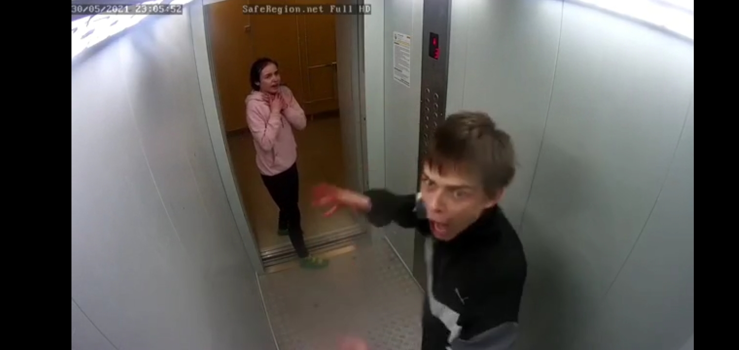 Хотите полное видео. Парень убегает от девушки в лифт. Ярославль парень в лифте.