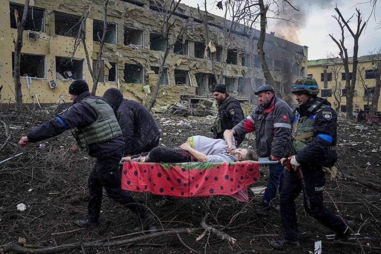 В Мариуполе скончалась роженица, пострадавшая во время бомбардировки роддома  | Пикабу