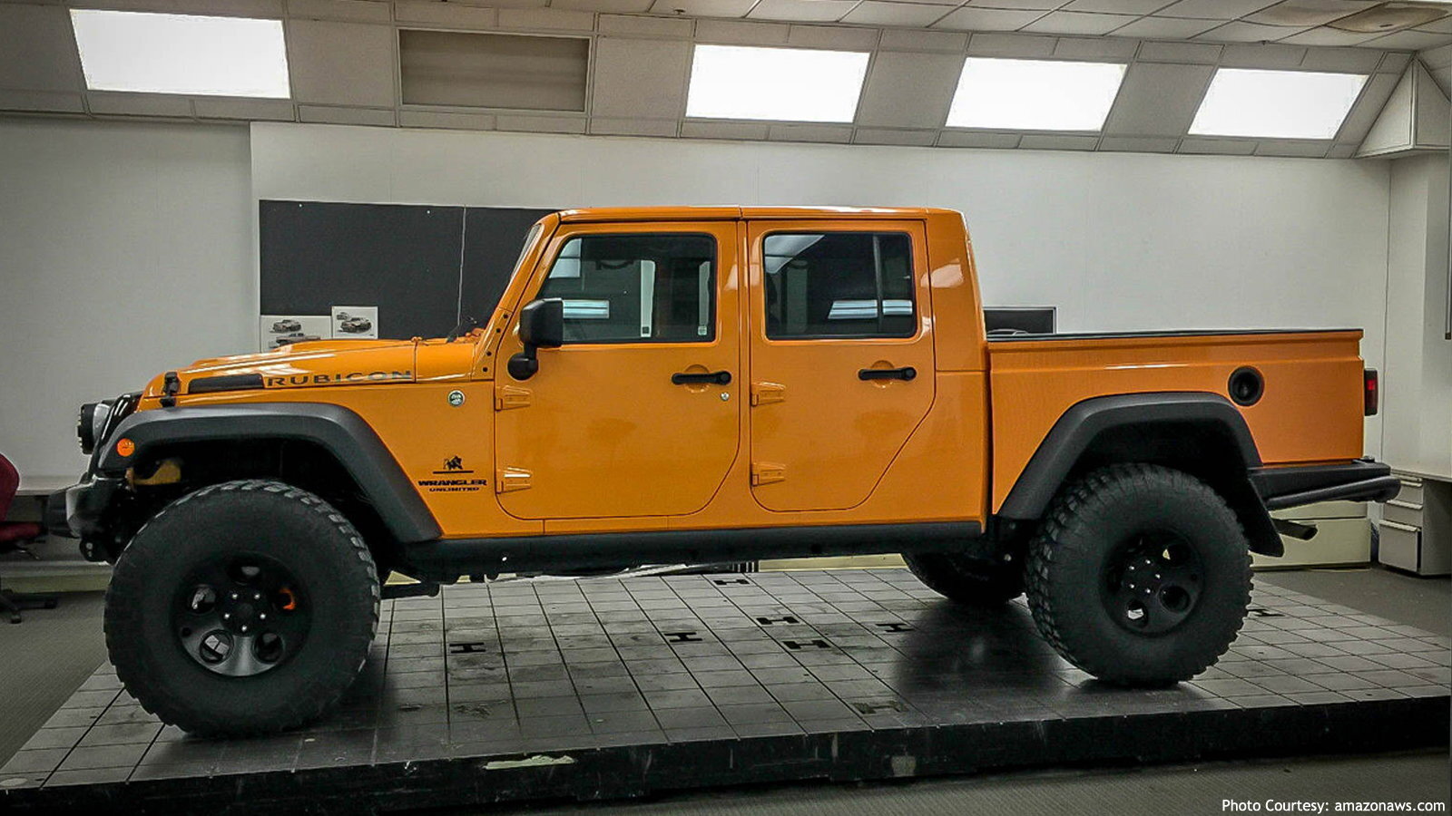 Lamborghini LM002 на улице в Нижневартовске, 2002 год | Пикабу