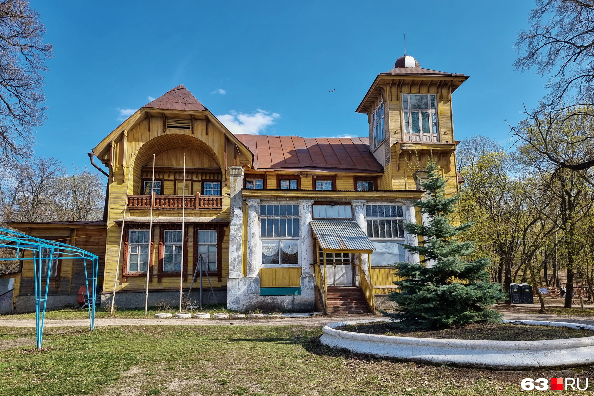 В заросшем парке стоит старинный дом | Пикабу