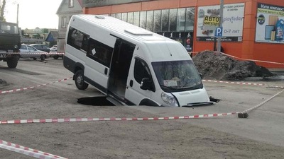 Автомобиль ушел под асфальт