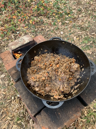 лопатка баранья для плова. 1634977034123315010. лопатка баранья для плова фото. лопатка баранья для плова-1634977034123315010. картинка лопатка баранья для плова. картинка 1634977034123315010. Если выбор риса для плова — вопрос определяющий, то мясо в классическом узбекском блюде используют разное. Хотя идеальной для него традиционно считается баранина. Но вообще это блюдо не слишком притязательно в плане мяса, поэтому вовсе не обязательно выделять для него лучшие куски. Напротив, грамотная обжарка и правильное тушение раскроет прелесть даже неказистого куска в хорошо приготовленном блюде.