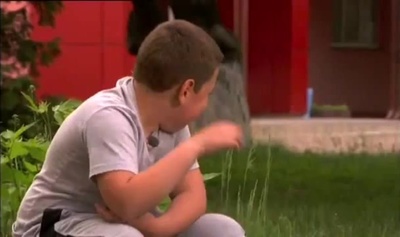 видео так бывает истории. 1636971804156217032. видео так бывает истории фото. видео так бывает истории-1636971804156217032. картинка видео так бывает истории. картинка 1636971804156217032. Историю пару дней назад рассказал коллега по работе. Каждый день добирается на работу на автобусе, стал замечать, что с ним постоянно ездит одна и та же девушка. Я такой красивой девушки в жизни не видел, говорит. Но смелости не хватит подойти и познакомиться, ведь она такая, такая!! Да и зачем он ей такой нужен, обычный среднестатистический парень, ничем не примечательный, прямо скажем, не красавец. И его понесло, психика поехала у человека. Стал он ради этой девушки покупать хорошую одежду, следить за собой, купил дорогой парфюм, записался в зал, но на контакт так и не решался. На работе тоже заметили такие перемены, отправили на курсы повышения, а потом повысили в должности. Так продолжалось какое-то время, пока его не заметила какая-то другая девушка, сама подошла познакомиться, ну и завертелось у них все. А с первой девушкой так и продолжал ездить в одном автобусе, только уже не для нее старался, да и сам привык красиво выглядеть, самооценка выросла. История с первой девушкой закончилась тем, что коллега в один прекрасный день вышел с ней на одной остановке, подарил ей большую шоколадку и сказал СПАСИБО, ведь если б не она, он бы не стал тем, кем стал. Девушка удивилась, сказала что даже не думала о том, что такое может быть. А со второй девушкой у коллеги все только начинается. видео так бывает истории. 1636971804156217032. видео так бывает истории фото. видео так бывает истории-1636971804156217032. картинка видео так бывает истории. картинка 1636971804156217032. Историю пару дней назад рассказал коллега по работе. Каждый день добирается на работу на автобусе, стал замечать, что с ним постоянно ездит одна и та же девушка. Я такой красивой девушки в жизни не видел, говорит. Но смелости не хватит подойти и познакомиться, ведь она такая, такая!! Да и зачем он ей такой нужен, обычный среднестатистический парень, ничем не примечательный, прямо скажем, не красавец. И его понесло, психика поехала у человека. Стал он ради этой девушки покупать хорошую одежду, следить за собой, купил дорогой парфюм, записался в зал, но на контакт так и не решался. На работе тоже заметили такие перемены, отправили на курсы повышения, а потом повысили в должности. Так продолжалось какое-то время, пока его не заметила какая-то другая девушка, сама подошла познакомиться, ну и завертелось у них все. А с первой девушкой так и продолжал ездить в одном автобусе, только уже не для нее старался, да и сам привык красиво выглядеть, самооценка выросла. История с первой девушкой закончилась тем, что коллега в один прекрасный день вышел с ней на одной остановке, подарил ей большую шоколадку и сказал СПАСИБО, ведь если б не она, он бы не стал тем, кем стал. Девушка удивилась, сказала что даже не думала о том, что такое может быть. А со второй девушкой у коллеги все только начинается.