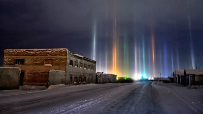 Русская хтонь что это простыми словами. 1639135424164523464. Русская хтонь что это простыми словами фото. Русская хтонь что это простыми словами-1639135424164523464. картинка Русская хтонь что это простыми словами. картинка 1639135424164523464. В России модно грустить. Популярная культура под разными соусами толкает нам депресняк: всякие майки "Россия для грустных", фестивали "боль", подборки "Russian doomer music" на ютубе и так далее. Рунет завален однотипными постпанком, панельками и серостью, которые тем не менее довольно много людей видят чем-то родным и уютным, ощущают частью своего культурного кода. Мне стало интересно, сможет ли ИИ если не победить то хотя бы возглавить эту моду и затронуть струны душ рашн думеров. Ведь что может быть более бессмысленно и тоскливо чем нейросеть, рисующая гипертрофированно-хтоническую Россию? Так появился проект нейроссия. Русская хтонь что это простыми словами. 1639135424164523464. Русская хтонь что это простыми словами фото. Русская хтонь что это простыми словами-1639135424164523464. картинка Русская хтонь что это простыми словами. картинка 1639135424164523464. В России модно грустить. Популярная культура под разными соусами толкает нам депресняк: всякие майки "Россия для грустных", фестивали "боль", подборки "Russian doomer music" на ютубе и так далее. Рунет завален однотипными постпанком, панельками и серостью, которые тем не менее довольно много людей видят чем-то родным и уютным, ощущают частью своего культурного кода. Мне стало интересно, сможет ли ИИ если не победить то хотя бы возглавить эту моду и затронуть струны душ рашн думеров. Ведь что может быть более бессмысленно и тоскливо чем нейросеть, рисующая гипертрофированно-хтоническую Россию? Так появился проект нейроссия.