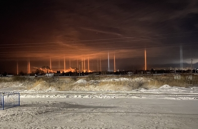 Русская хтонь что это простыми словами. 1639159540170419794. Русская хтонь что это простыми словами фото. Русская хтонь что это простыми словами-1639159540170419794. картинка Русская хтонь что это простыми словами. картинка 1639159540170419794. В России модно грустить. Популярная культура под разными соусами толкает нам депресняк: всякие майки "Россия для грустных", фестивали "боль", подборки "Russian doomer music" на ютубе и так далее. Рунет завален однотипными постпанком, панельками и серостью, которые тем не менее довольно много людей видят чем-то родным и уютным, ощущают частью своего культурного кода. Мне стало интересно, сможет ли ИИ если не победить то хотя бы возглавить эту моду и затронуть струны душ рашн думеров. Ведь что может быть более бессмысленно и тоскливо чем нейросеть, рисующая гипертрофированно-хтоническую Россию? Так появился проект нейроссия. Русская хтонь что это простыми словами. 1639159540170419794. Русская хтонь что это простыми словами фото. Русская хтонь что это простыми словами-1639159540170419794. картинка Русская хтонь что это простыми словами. картинка 1639159540170419794. В России модно грустить. Популярная культура под разными соусами толкает нам депресняк: всякие майки "Россия для грустных", фестивали "боль", подборки "Russian doomer music" на ютубе и так далее. Рунет завален однотипными постпанком, панельками и серостью, которые тем не менее довольно много людей видят чем-то родным и уютным, ощущают частью своего культурного кода. Мне стало интересно, сможет ли ИИ если не победить то хотя бы возглавить эту моду и затронуть струны душ рашн думеров. Ведь что может быть более бессмысленно и тоскливо чем нейросеть, рисующая гипертрофированно-хтоническую Россию? Так появился проект нейроссия.