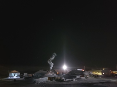 Русская хтонь что это простыми словами. 1639263365162521515. Русская хтонь что это простыми словами фото. Русская хтонь что это простыми словами-1639263365162521515. картинка Русская хтонь что это простыми словами. картинка 1639263365162521515. В России модно грустить. Популярная культура под разными соусами толкает нам депресняк: всякие майки "Россия для грустных", фестивали "боль", подборки "Russian doomer music" на ютубе и так далее. Рунет завален однотипными постпанком, панельками и серостью, которые тем не менее довольно много людей видят чем-то родным и уютным, ощущают частью своего культурного кода. Мне стало интересно, сможет ли ИИ если не победить то хотя бы возглавить эту моду и затронуть струны душ рашн думеров. Ведь что может быть более бессмысленно и тоскливо чем нейросеть, рисующая гипертрофированно-хтоническую Россию? Так появился проект нейроссия. Русская хтонь что это простыми словами. 1639263365162521515. Русская хтонь что это простыми словами фото. Русская хтонь что это простыми словами-1639263365162521515. картинка Русская хтонь что это простыми словами. картинка 1639263365162521515. В России модно грустить. Популярная культура под разными соусами толкает нам депресняк: всякие майки "Россия для грустных", фестивали "боль", подборки "Russian doomer music" на ютубе и так далее. Рунет завален однотипными постпанком, панельками и серостью, которые тем не менее довольно много людей видят чем-то родным и уютным, ощущают частью своего культурного кода. Мне стало интересно, сможет ли ИИ если не победить то хотя бы возглавить эту моду и затронуть струны душ рашн думеров. Ведь что может быть более бессмысленно и тоскливо чем нейросеть, рисующая гипертрофированно-хтоническую Россию? Так появился проект нейроссия.