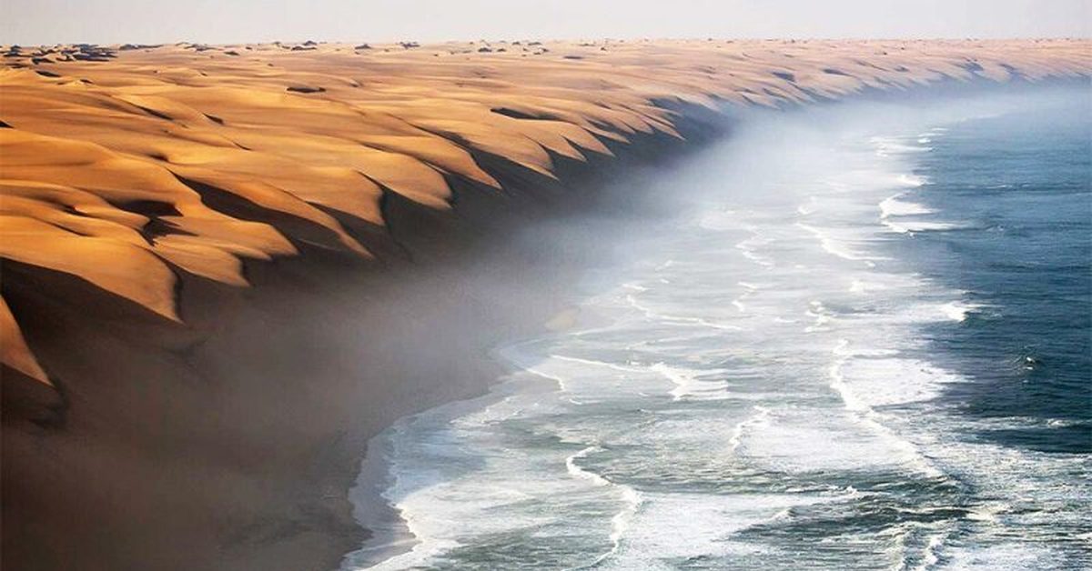 Desert ocean. Пустыня Намиб и океан. Пустыня Намиб и Атлантический океан. Пустыня Намиб границы. Граница пустыни Намиб с океаном.