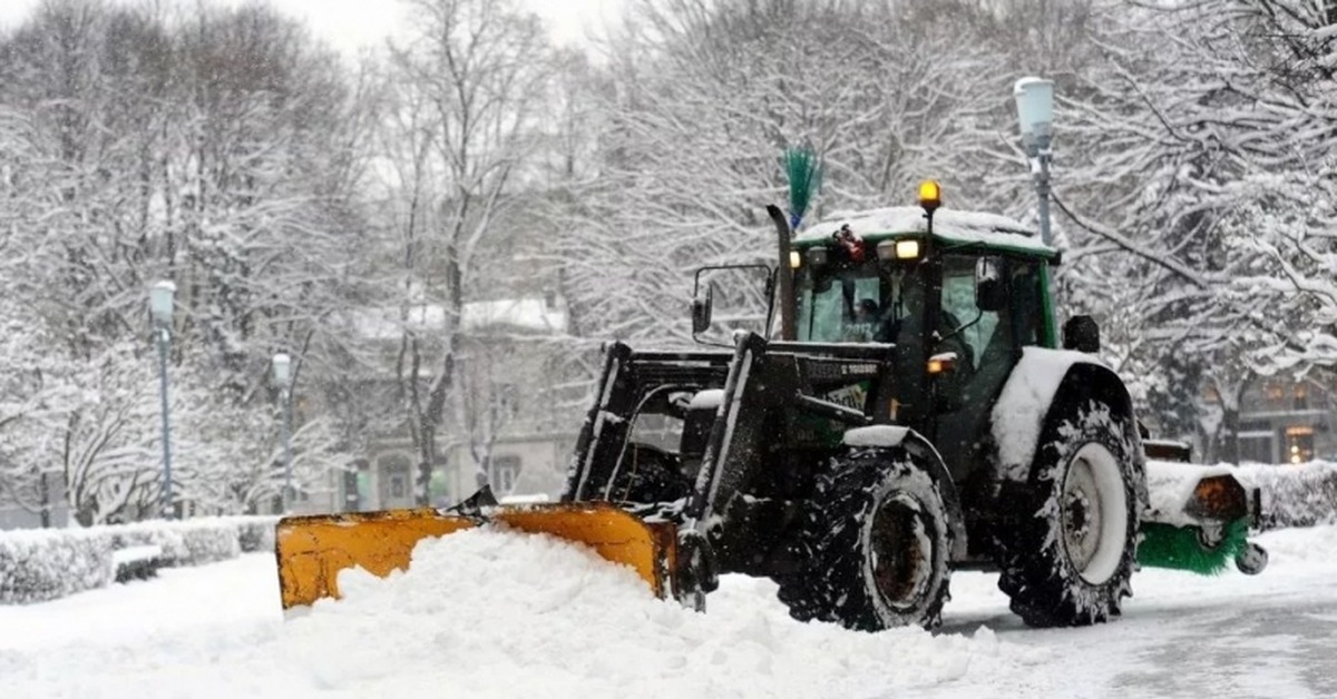 Трактора чистят дороги. Трактор МТЗ 82 уборка снега. Трактор белорус1221 убирает снег. Трактор для чистки снега. Трактор зимой.