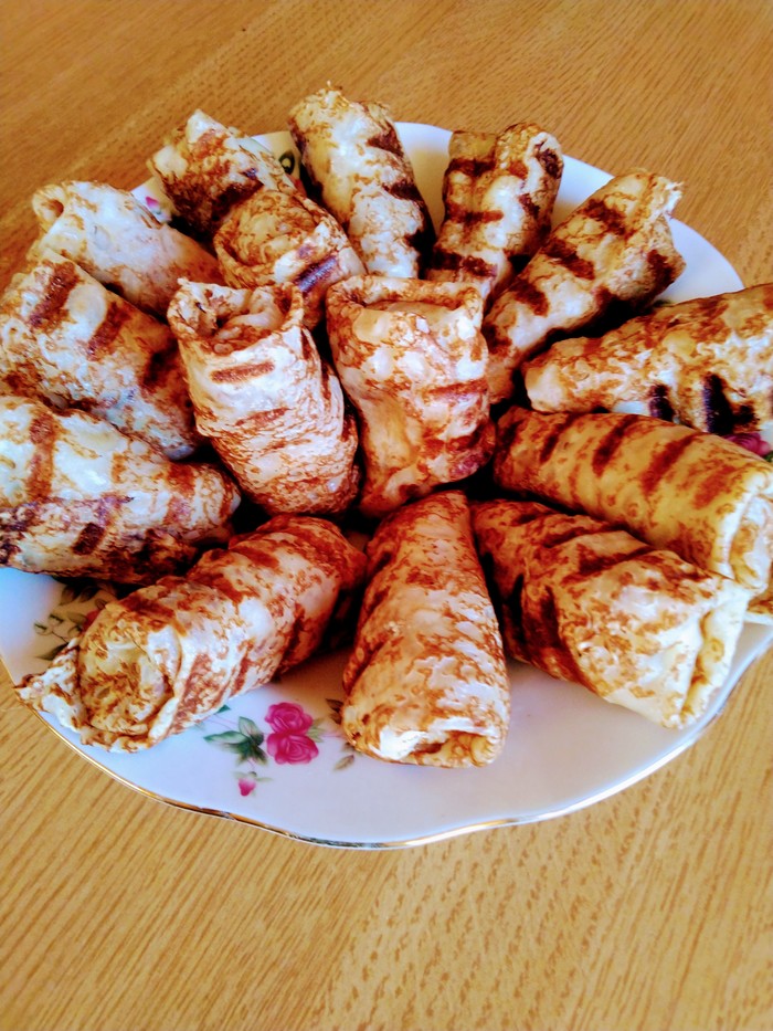 наклейки на пельмени и вареники. 1613672703137241808. наклейки на пельмени и вареники фото. наклейки на пельмени и вареники-1613672703137241808. картинка наклейки на пельмени и вареники. картинка 1613672703137241808. Этикетки для полуфабрикатов изготавливаются на следующие виды продуктов питания: этикетки на пельмени, вареники, пиццу, блинчики и другие товары. Производство этикеток на пельмени пользуется наибольшим спросом. Полуфабрикаты, чаще всего, сохраняются в условиях хранения глубокой заморозки. Поэтому и этикетки для полуфабрикатов должны выдерживать воздействие низких температур. Для изготовления этикеток для продуктов глубокой заморозки используется самоклеящаяся термоэтикетка, которая предполагает дальнейшую маркировку. Выбор термобумаги, зависит от условий нанесения (влажная или сухая, ровная или изогнутая, шершавая или гладкая поверхность) и эксплуатации маркируемого товара (прямой контакт с пищевым продуктом, перепады температуры). Для защиты изображения от конденсата и инея применяется специальное защитное покрытие.