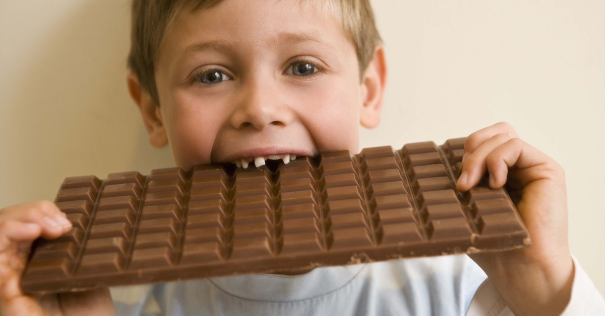 Видео с шоколадкой. Конфеты детям. Шоколад. Дети и сладкое.
