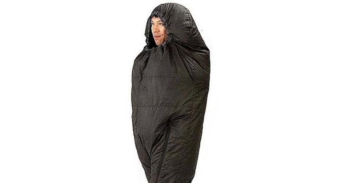 Человек в мешке. Мешок для строительного мусора. Девушка одела мешок. Слип для новорожденных спальный. Мешок для сменной обуви.