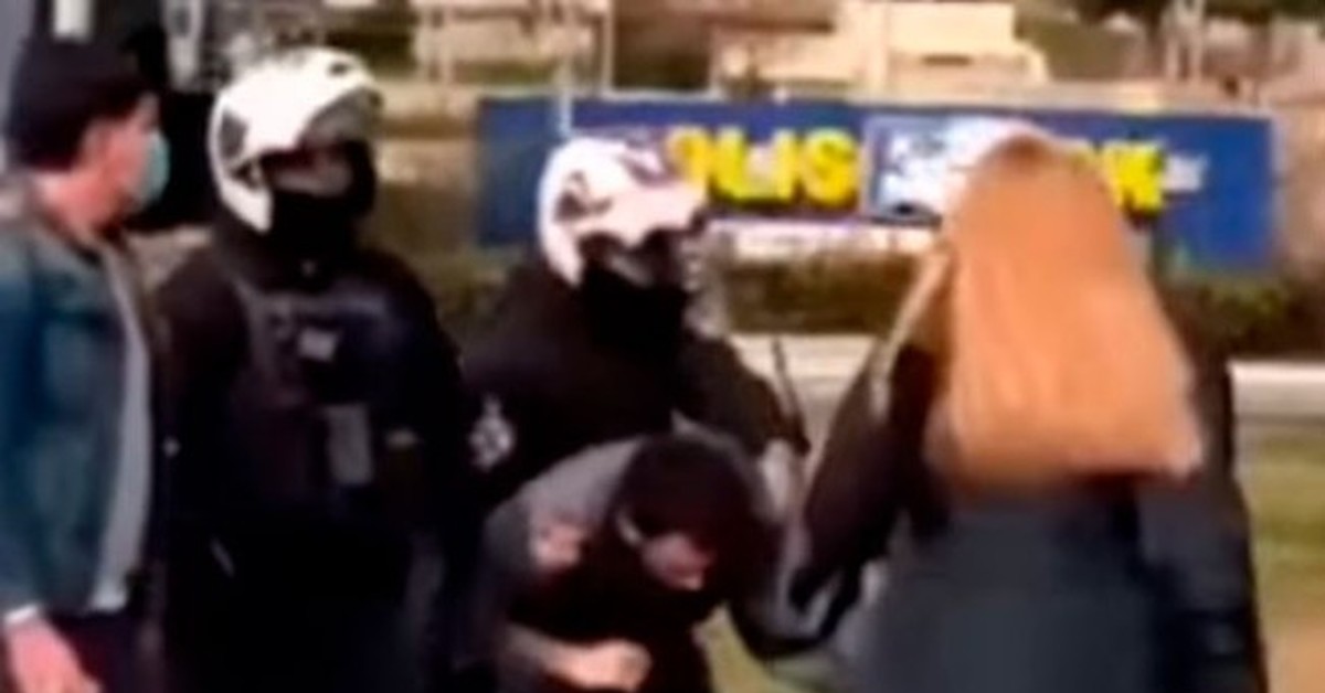 Нападение на милицию. Задержания полиции Греции. Полиция Греции аресты. Греция событие нападение на.