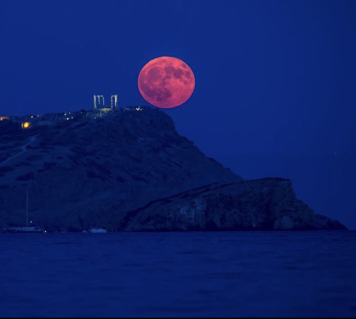 Красное яблоко Луна