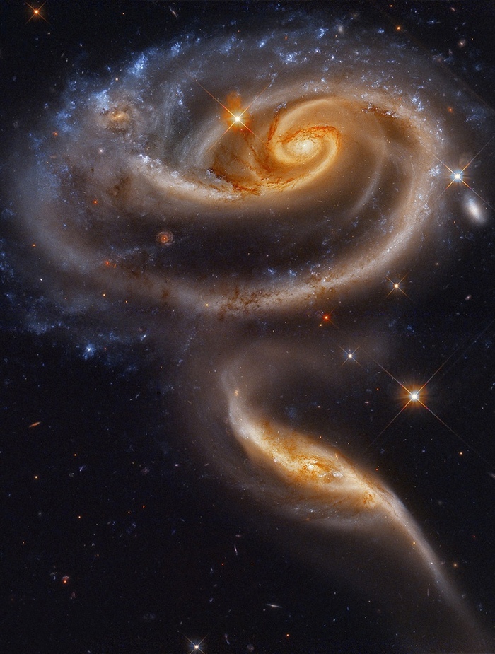 Arp 273 � ������������ ���� �������� �� ���������� 300 ��������� �������� ��� �� ���