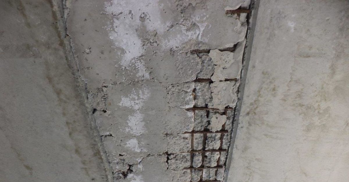Нормальные трещины. Разрушение защитного слоя бетона с оголением арматуры. Трещина в жб плите перекрытия. Защитный слой бетона СП 28. Оголение арматуры плит перекрытия.