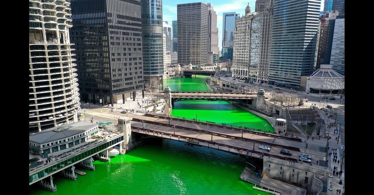 Цвет святого патрика. Зеленая река в Чикаго. Река в Чикаго в день Святого Патрика. Зеленая река в Чикаго на день Святого Патрика. Чикаго Ривер зеленая.