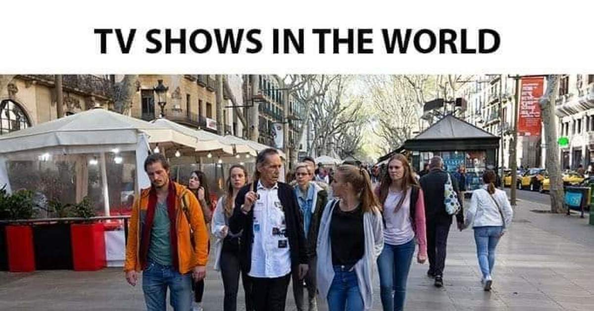 The city streets were with people. Лондон люди. Девушки на улицах Барселоны. Люди в одежде в Барселоне. Население Оксфорда.
