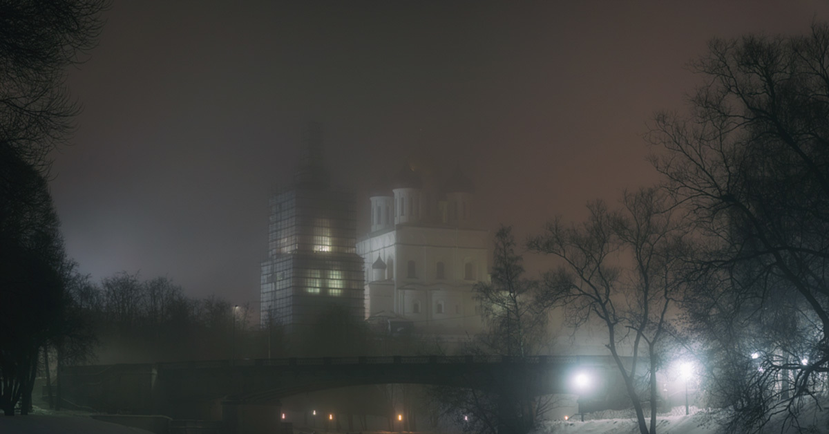 Псков ночь. Псков зима ночь. Псков туман. Зимний туман ночью. Зима туман ночь.