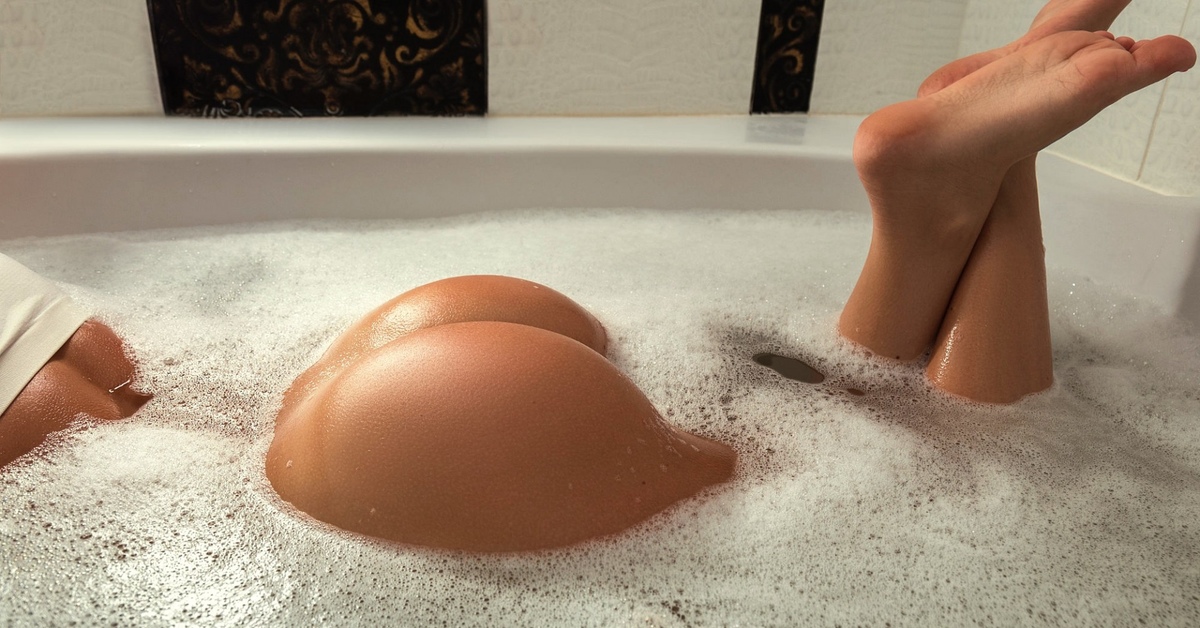 Голая попка девушки в ванной с пеной - фото эротика.