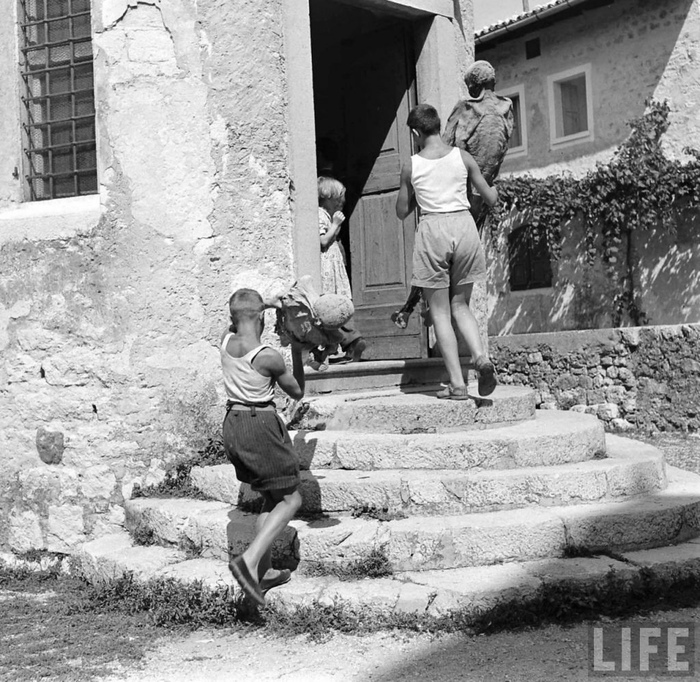 Полвека назад жители итальянского городка жили бок о бок с мумиями, водили их на прогулки и устраивали им чаепития Мумия, Италия, Католическая церковь, Крипота, Страшные истории, Длиннопост, Жесть Полвека назад жители итальянского городка жили бок о бок с мумиями, водили их на прогулки и устраивали им чаепития Мумия, Италия, Католическая церковь, Крипота, Страшные истории, Длиннопост, Жесть