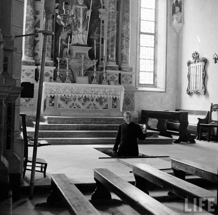 Полвека назад жители итальянского городка жили бок о бок с мумиями, водили их на прогулки и устраивали им чаепития Мумия, Италия, Католическая церковь, Крипота, Страшные истории, Длиннопост, Жесть Полвека назад жители итальянского городка жили бок о бок с мумиями, водили их на прогулки и устраивали им чаепития Мумия, Италия, Католическая церковь, Крипота, Страшные истории, Длиннопост, Жесть