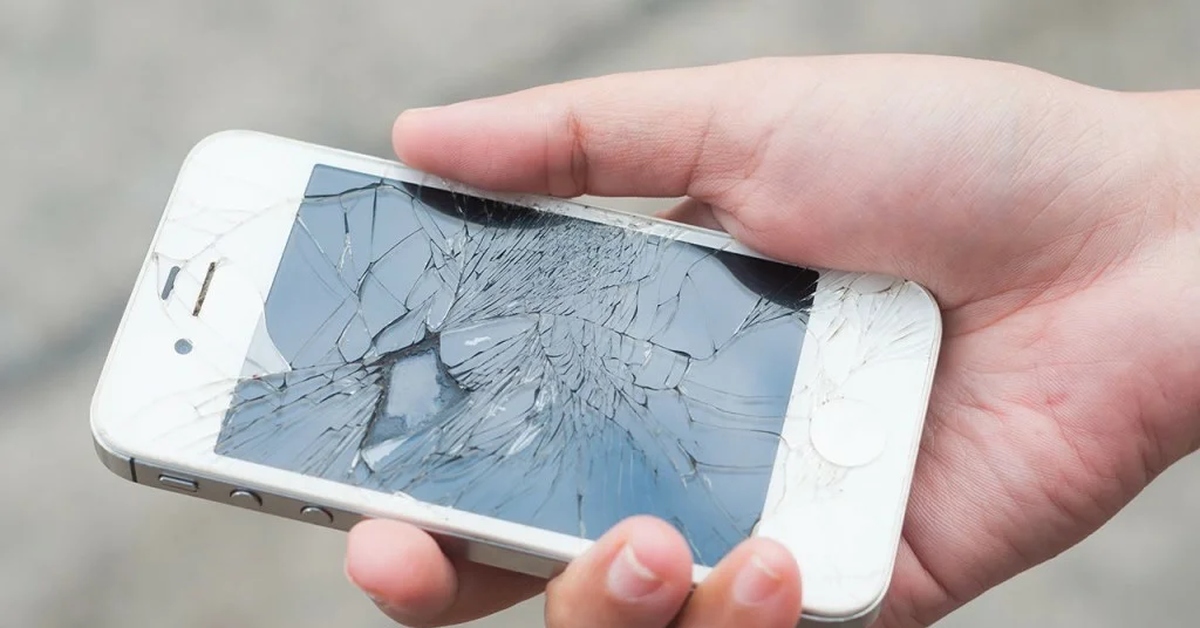 Почему телефон разбит. Разбитый смартфон. Разбитый iphone. Сломанный смартфон. Разбитый экран телефона.
