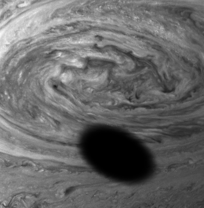 Тень от Европы падает на Большое Красное Пятно Юпитера. Снимок от аппарата «Галилео»