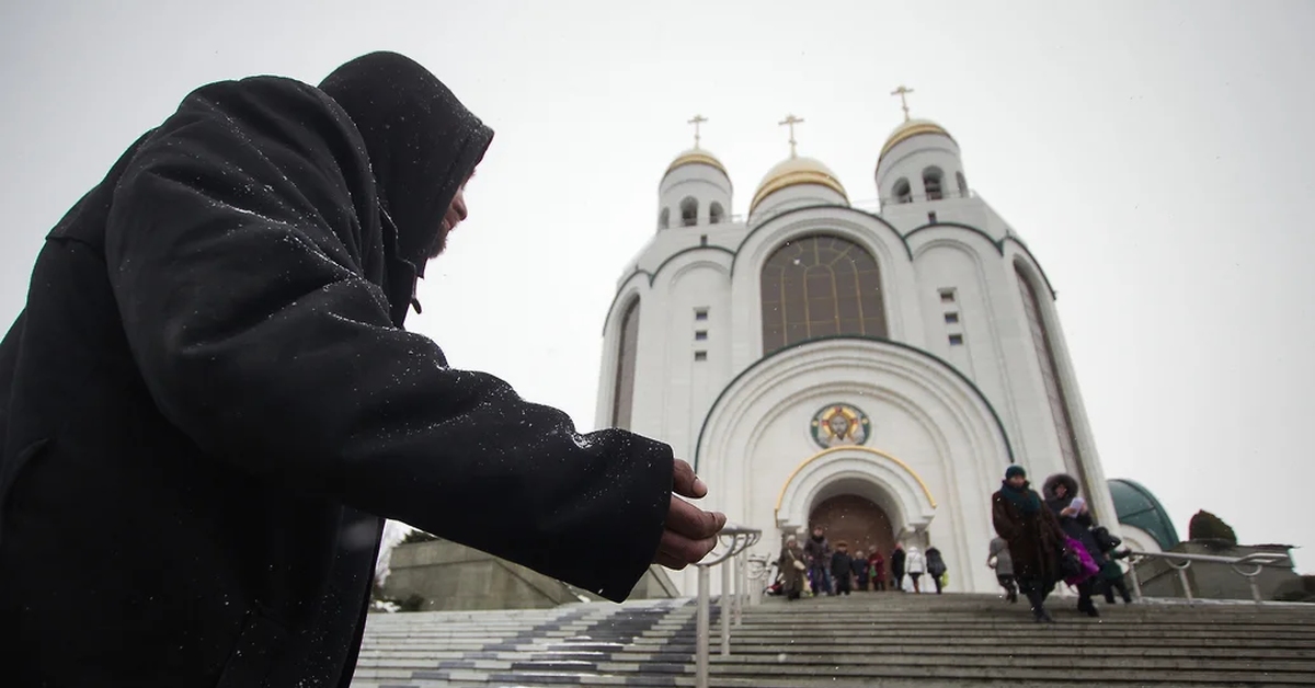 Нищенка дзен. Нищий у храма. Нищие у храма. Нищий у церкви. Нищий у церкви картинки.