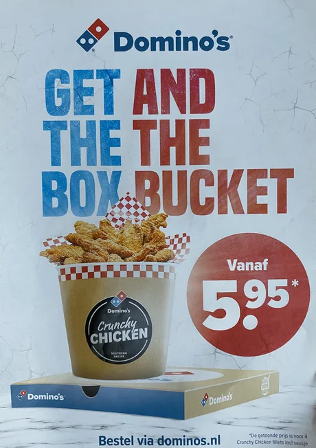 Женщины показывают на кота жпг