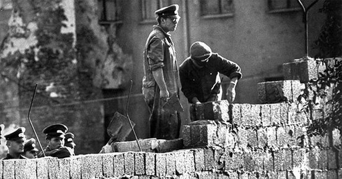 2 возведение берлинской стены. Берлин 1989. 13 августа 1961 возведение берлинской стены. 2 возведение берлинской стены. Сооружение берлинской стены 1961.
