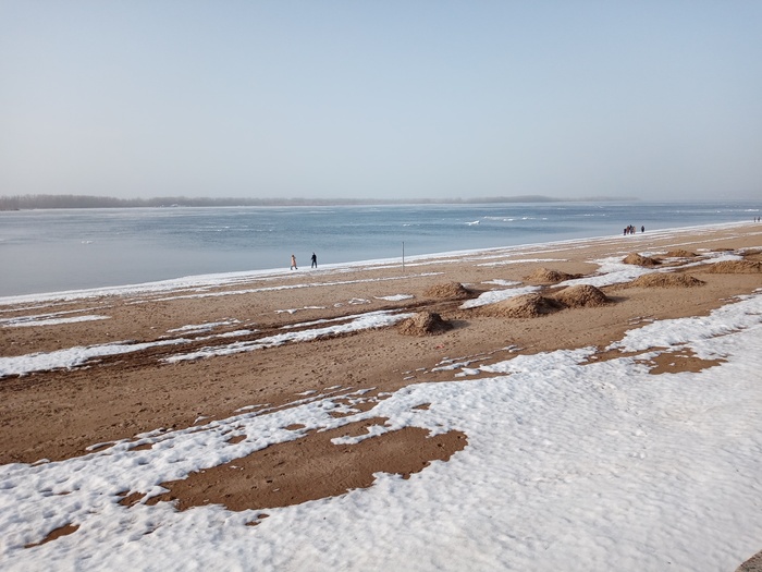 Растаял снег на пляже