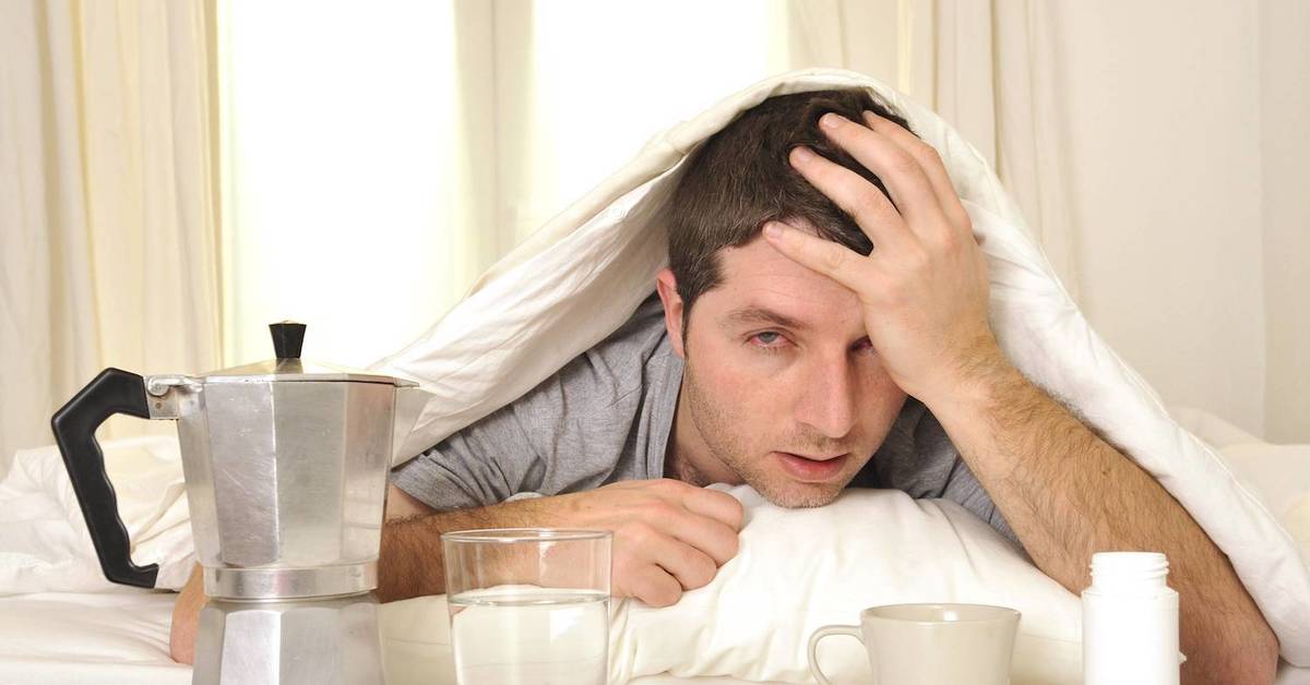 Чай при похмелье. Кофеиновое похмелье. Похмелье фото. Кофе можно пить с похмелья. Просыпается мужик с бодуна.