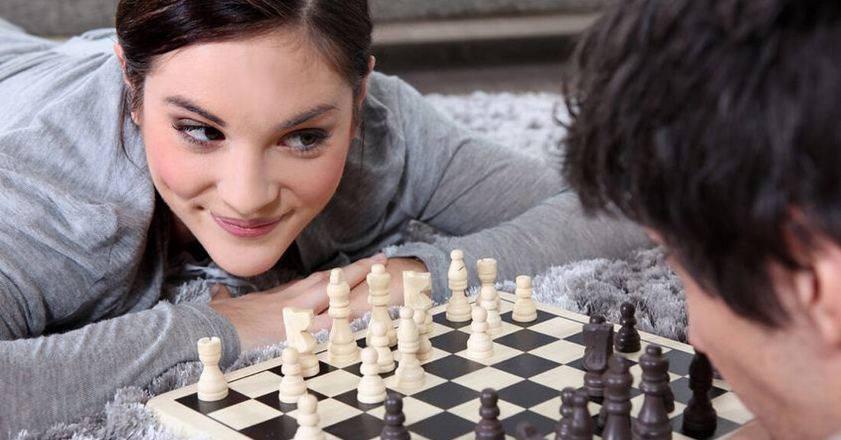 Chess lessons. Сесиль хаусерно шахматы. Джессика басланд шахматы. Девушка и шахматы. Девушка играет в шахматы.