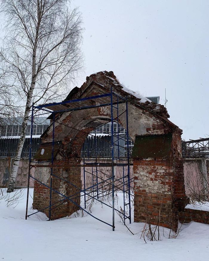 Практически заброшенный храм с 1000 рублей Заброшенное, Храм, Купюра 1000, Ярославль, Урбанфото, Урбанфакт, Длиннопост Практически заброшенный храм с 1000 рублей Заброшенное, Храм, Купюра 1000, Ярославль, Урбанфото, Урбанфакт, Длиннопост