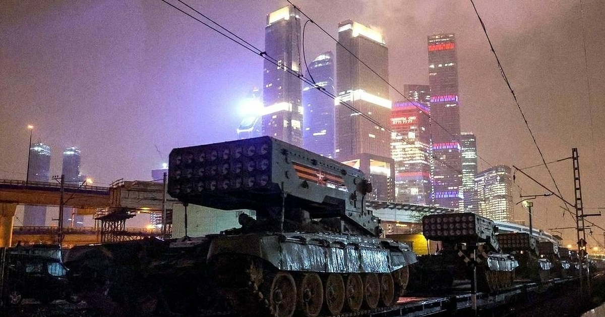 Москов сити террористы. Солнцепек на фоне Москва Сити.