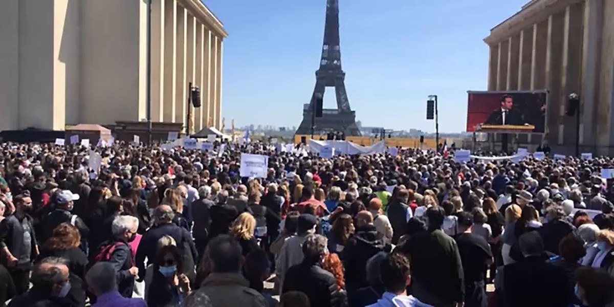 Люди вышли. Франция протесты 2008. Митинги во Франции 2021. Митинг против мигрантов Франция. Франция протесты мигрантов.