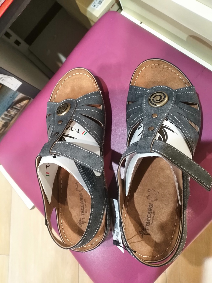 Мастер- обувщик немного отвлёкся...