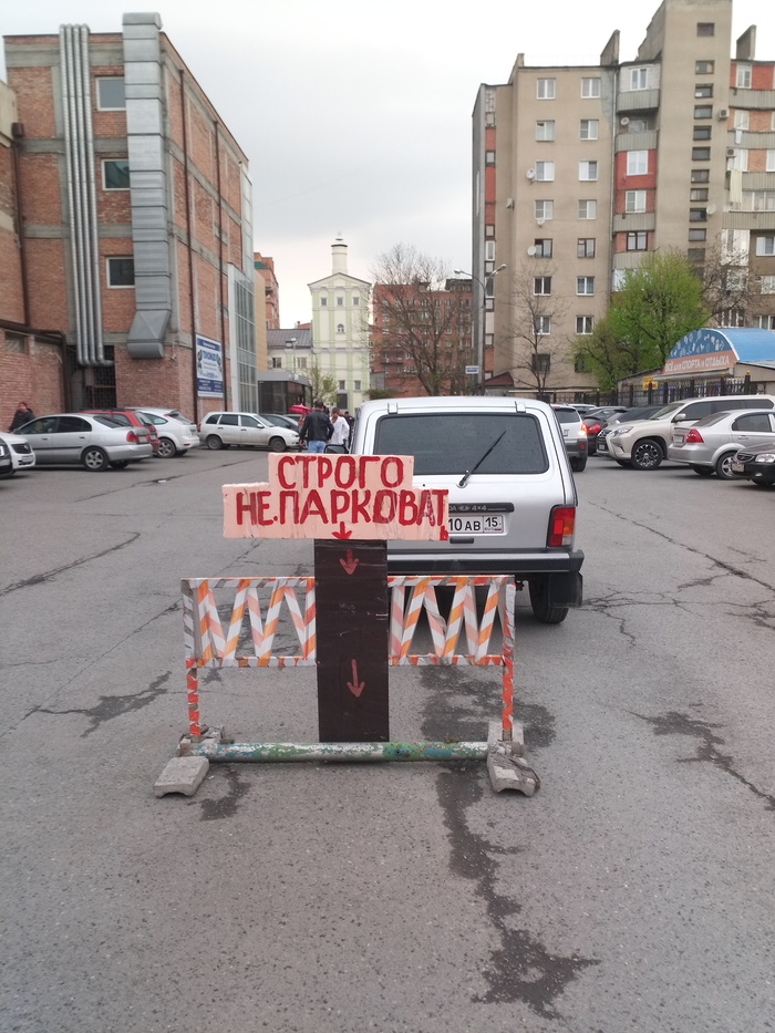 Суровая парковка около ТЦ