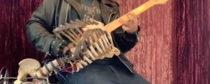 Рокер сделал гитару из скелета своего дяди
