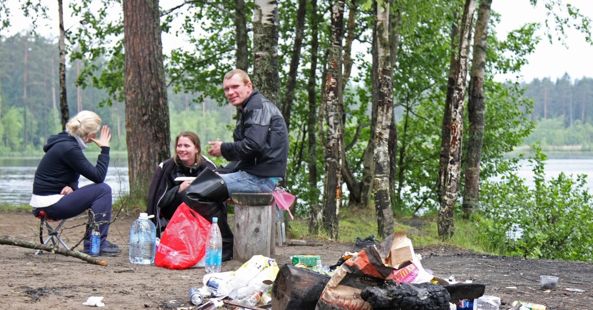 После народа. Мусор в лесу после пикника. Мусорят на природе. Люди мусорят на природе. Мусор в лесу после отдыха.