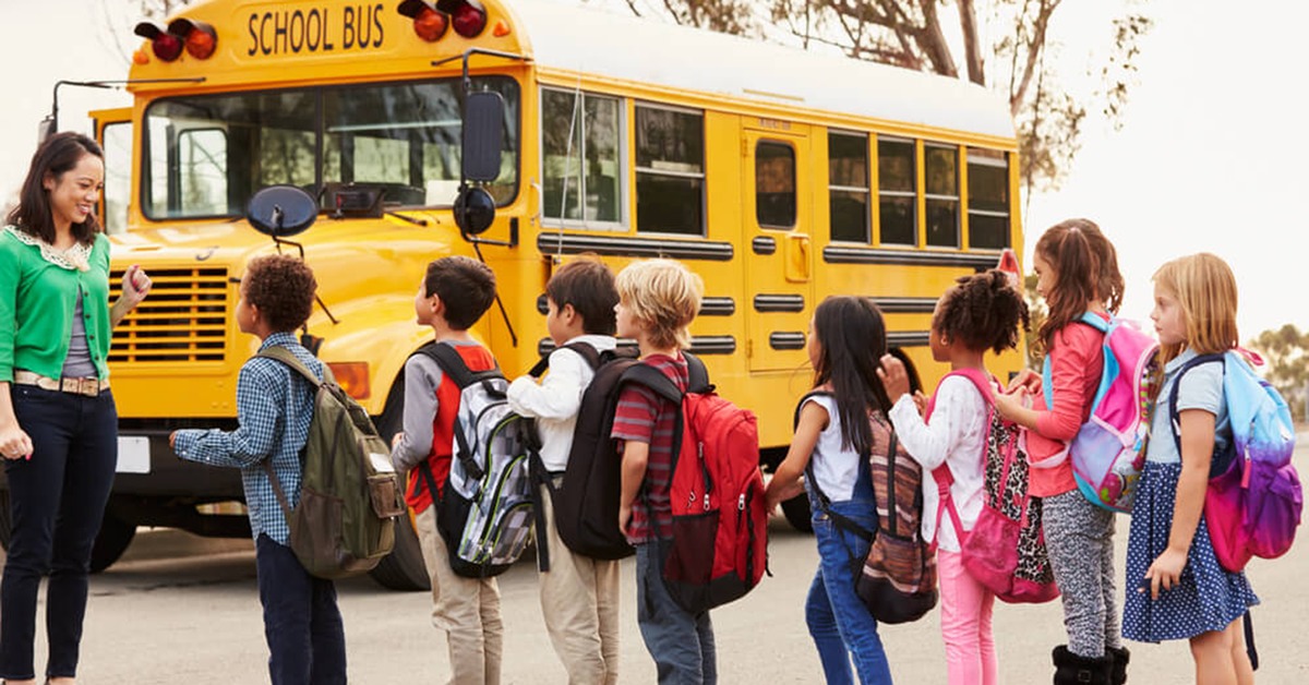Я езжу в школу на автобусе. Школьный автобус. Школьники США. Школьники в Америке. Дети в американской школе.