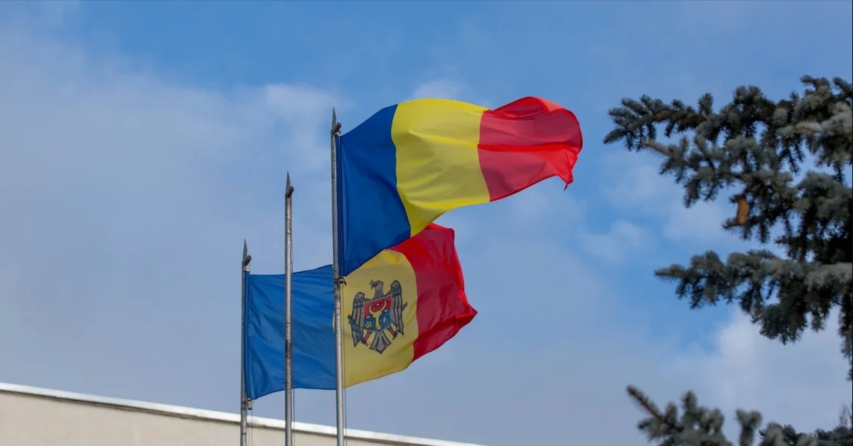 Кишинев яссы. Флаг Молдовы и Румынии. Флаг Румынии и флаг Молдовы. Флаги Республики Молдавии и Румынии. Унионисты Молдовы.