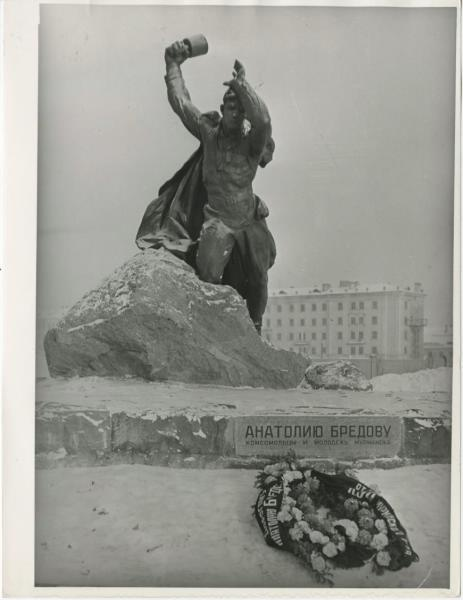 Бредова фото. Памятник Бредову в Мурманске. Памятник Анатолию Бредову в Мурманске.