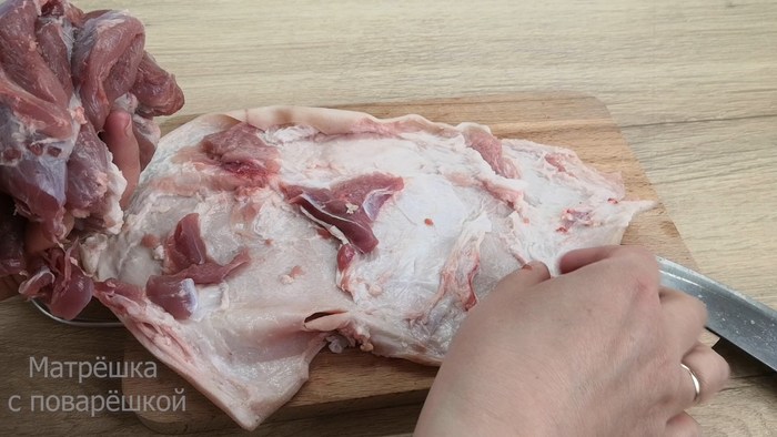 Что будет если есть клубнику с селедкой. 1620975147177826684. Что будет если есть клубнику с селедкой фото. Что будет если есть клубнику с селедкой-1620975147177826684. картинка Что будет если есть клубнику с селедкой. картинка 1620975147177826684. Клубника – одна из любимых ягод у многих. Большая, спелая и сочная она считается одним из самых вкусных продуктов, которые создала природа. При этом она может дать гораздо больше, чем просто сладость и вкус. Польза клубники в том, что в ней содержится наибольшее количество питательных веществ по сравнению с другими ягодами, ее по праву считают королевой.