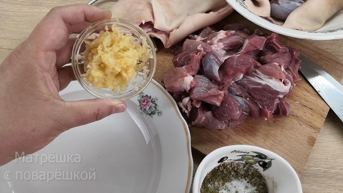 Что будет если есть клубнику с селедкой. 162097520518812458. Что будет если есть клубнику с селедкой фото. Что будет если есть клубнику с селедкой-162097520518812458. картинка Что будет если есть клубнику с селедкой. картинка 162097520518812458. Клубника – одна из любимых ягод у многих. Большая, спелая и сочная она считается одним из самых вкусных продуктов, которые создала природа. При этом она может дать гораздо больше, чем просто сладость и вкус. Польза клубники в том, что в ней содержится наибольшее количество питательных веществ по сравнению с другими ягодами, ее по праву считают королевой.