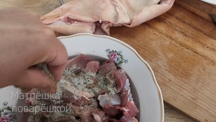 Что будет если есть клубнику с селедкой. 1620975246139044719. Что будет если есть клубнику с селедкой фото. Что будет если есть клубнику с селедкой-1620975246139044719. картинка Что будет если есть клубнику с селедкой. картинка 1620975246139044719. Клубника – одна из любимых ягод у многих. Большая, спелая и сочная она считается одним из самых вкусных продуктов, которые создала природа. При этом она может дать гораздо больше, чем просто сладость и вкус. Польза клубники в том, что в ней содержится наибольшее количество питательных веществ по сравнению с другими ягодами, ее по праву считают королевой.