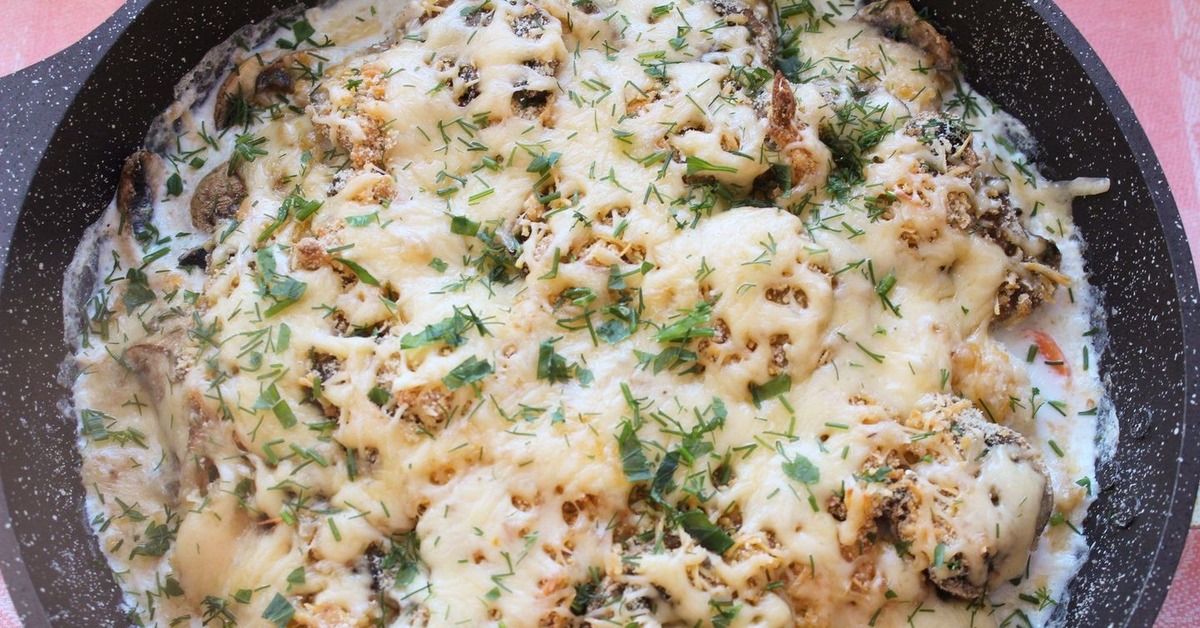 жульен с курицей и грибами на сковороде. курица под сметанным соусом. курица со сметаной и сыром на сковороде. курица тушёная в сметане на сковороде. курочка в сметане на сковороде.